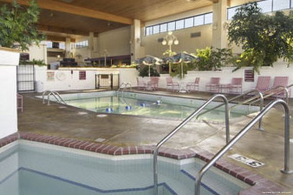 Howard Johnson Plaza Green Bay WI